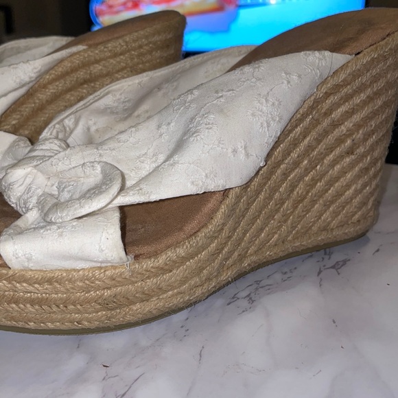 Adorable white laced bow wedges - Picture 5 of 7